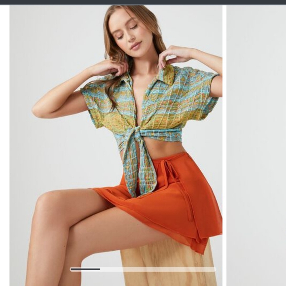 Abstract tie front crop top